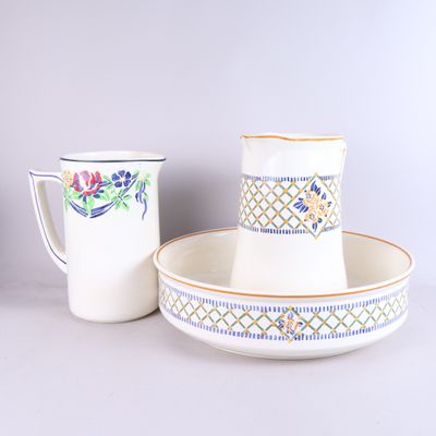 deux assiettes blanches et bleues posées l'une à côté de l'autre sur une table