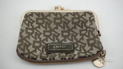 une image représentant un sac à main sur lequel est accrochée une étiquette avec un nom
