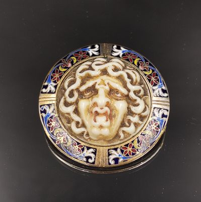 une image représentant une boîte dorée et bleue sur laquelle figure un visage