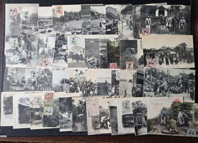 beaucoup de vieilles photos sur la table ensemble