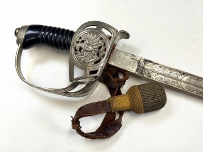 une épée qui a l'air très ancienne, avec une lame très belle