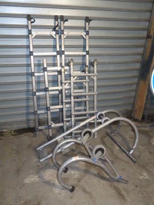 a metal rack that has some kind of thing on it