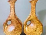 deux vases posés côte à côte sur une table