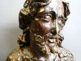 une statue représentant un homme barbu et coiffé d'un chapeau