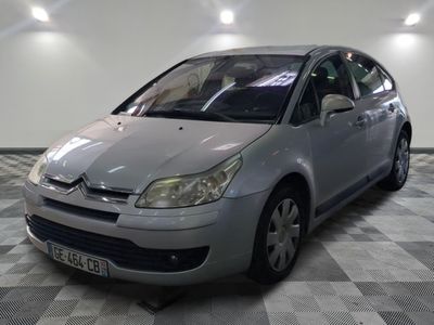 une photo d'une citrole argentée garée dans un garage
