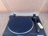 un gros plan d'une platine sur laquelle est posé un tourne-disque
