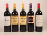 plusieurs bouteilles de vin sont alignées sur une surface blanche