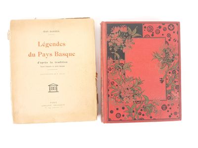 deux livres posés l'un sur l'autre sur une surface blanche