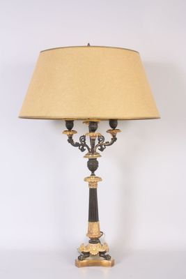 l'image d'une lampe posée sur une table