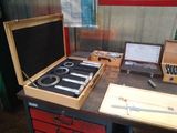 une table sur laquelle se trouvent des outils et un ordinateur portable