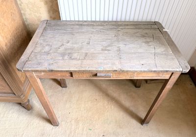 une petite table en bois avec un tiroir en dessous