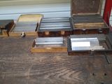 de nombreux outils posés sur une table en bois