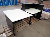 une table posée sur une palette dans un entrepôt