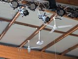 de nombreuses lumières suspendues au plafond d'un immeuble