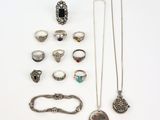 beaucoup de bijoux en argent sur une surface blanche