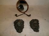 un miroir et une paire de têtes de lion posés sur une table