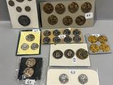 une table sur laquelle se trouvent de nombreuses pièces de monnaie et d'autres objets