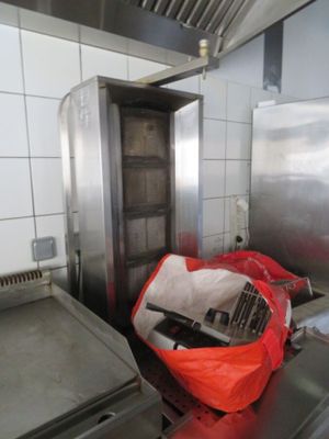 une photo d'une cuisine remplie d'objets