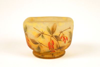 un petit bol en verre orné de fleurs peintes