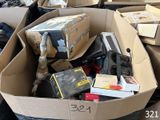 une boîte en carton remplie d'appareils électroniques et d'autres articles