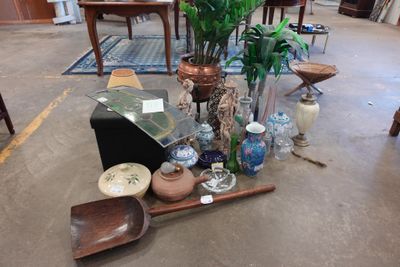 beaucoup de vases et d'autres objets par terre