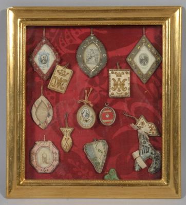 une photo d'une photo représentant une collection d'objets décoratifs dans un cadre doré