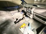 une photo de l'intérieur d'une voiture sale