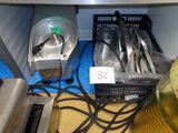 tout un tas d'ustensiles qui traînent sur une étagère
