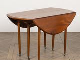 une image représentant une petite table avec un plateau rabattable