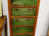 une grande commode verte à côté d'une petite table