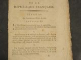 un vieux livre posé sur une table à côté d'une table noire