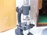 a microscope that is sitting on a table
