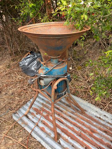 Moulin à farine, moteur en triphasé à revoir. Meule en bon état. 