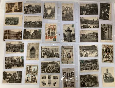 il y a beaucoup de vieilles photos accrochées au mur de cette pièce