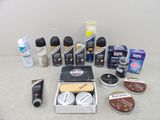 le contenu d'une trousse de toilette pour homme, disposé sur une table