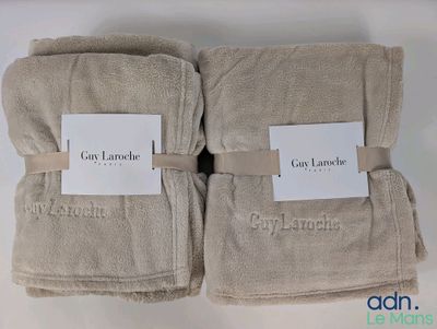 deux serviettes sur lesquelles se trouvent des étiquettes