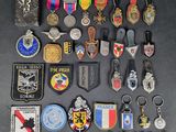 de nombreux types de badges différents, disposés sur une table