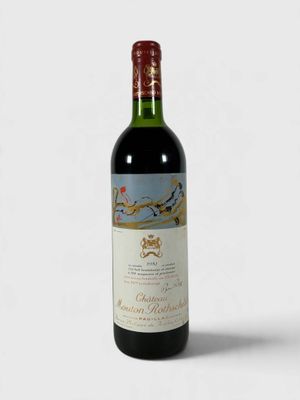 la bouteille de vin est posée sur une surface blanche