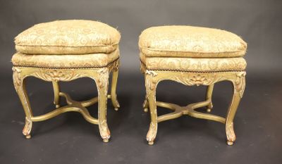 Deux poufs en bois doré à décor de coquille et motifs florau… - Photo 1