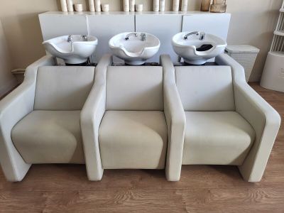 1 bac à shampoing de 3 places beige en skai ( usures et tach…