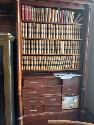 une étagère contenant de nombreux livres dans une pièce