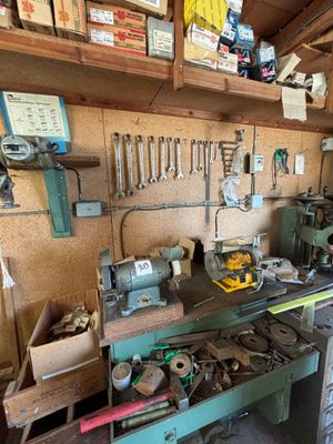 un établi avec de nombreux outils