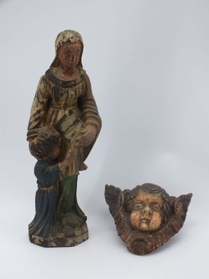 une statue représentant une femme tenant un oiseau à côté d'une statue représentant un homme