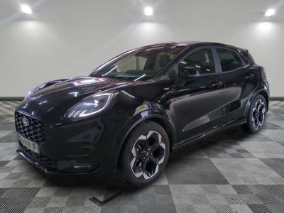 La Ford Kad noire est garée sur un sol à damier