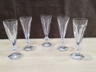quatre verres à vin transparents posés sur une table en bois
