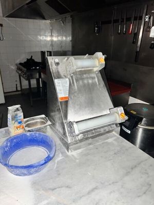 une machine posée sur le comptoir d'une cuisine