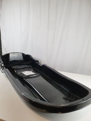 un bateau noir posé sur une table blanche
