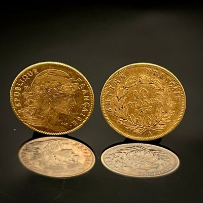 deux pièces d'or posées l'une à côté de l'autre sur une table