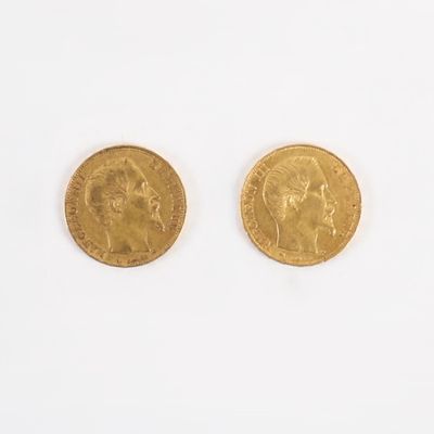 deux pièces d'or posées sur une surface blanche, dont l'une représente le visage d'un homme et l'autre la tête d'une femme