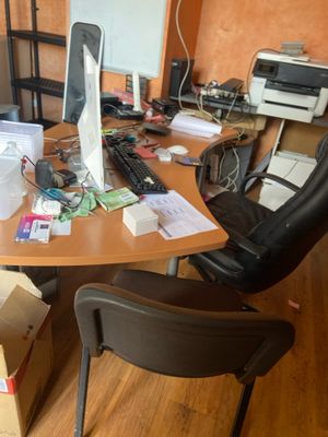 un bureau avec un ordinateur et une chaise dans une pièce